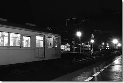 雨上がりの夜の陸前原ノ町駅